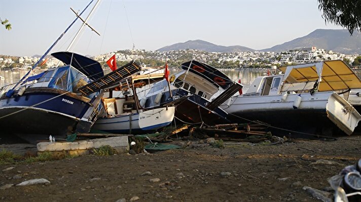Ege Denizi'nin Muğla açıklarında saat 01.31'de 6,6 büyüklüğünde deprem meydana geldi. Depremin ardından 4 artçı deprem daha kaydedildi. Depremde Yunanistan'ın İstanköy Adası'nda iki kişi hayatını kaybetti. 