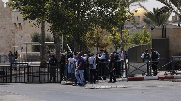 Mescid-i Aksa'nın kapısına kurulan metal arama dedektörlerini kaldırmama kararı alan İsrail hükümeti, 50 yaş altı Müslümanların mescide girişini yasakladı.