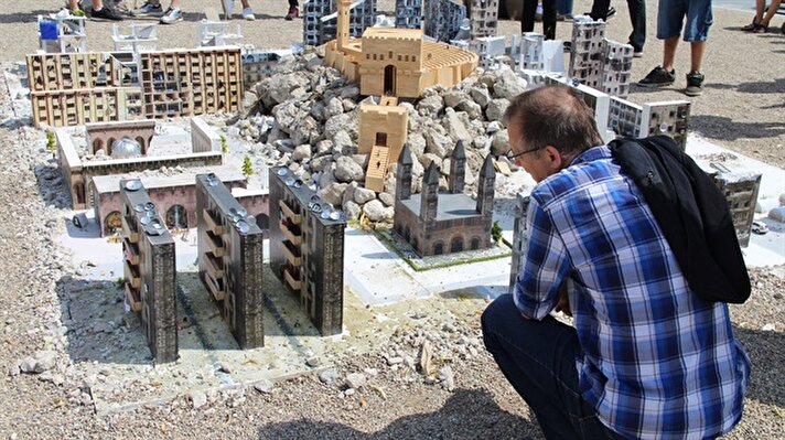 Hollanda'nın başkenti Amsterdam'da kurulan minyatür sergi, ziyaretçilerine Halep'teki durumu yaşatıyor. ​