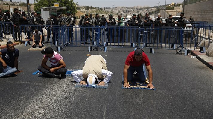 İsrail polisi, 50 yaş altı erkeklerin Mescid-i Aksa'ya girişini yasakladı.