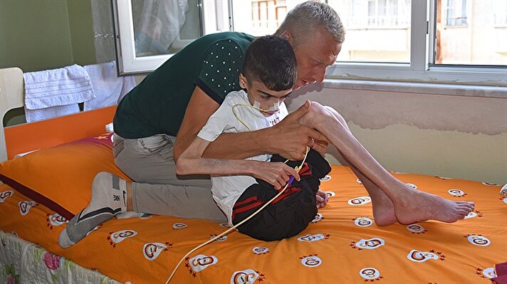 Diyarbakır'da yaşayan 15 yaşındaki Hakan Aktaş, 5 yıl önce yakalandığı ve henüz teşhis konulamayan hastalığı nedeniyle yatağa bağımlı hale geldi.