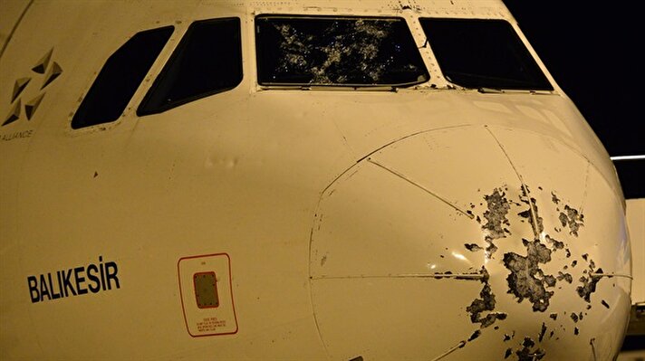 Türk Hava Yolları'nın (THY) Ercan Havaalanı'ndan kalkan ve Lefkoşa-İstanbul seferini yapan "TK969" sefer sayılı Airbus A321 tipi "Balıkesir" isimli uçağı, dolu nedeniyle kokpit camının çatlaması üzerine Çanakkale'ye acil iniş yaptı.
