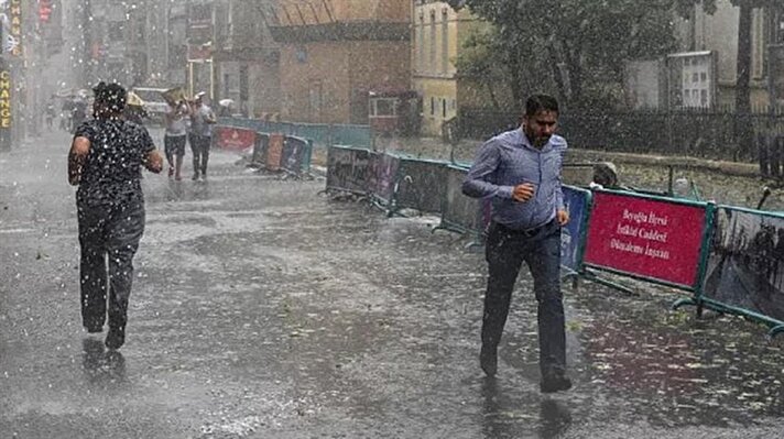 ما تسببته نصف ساعة من الأمطار في إسطنبول في 35 صورة!!