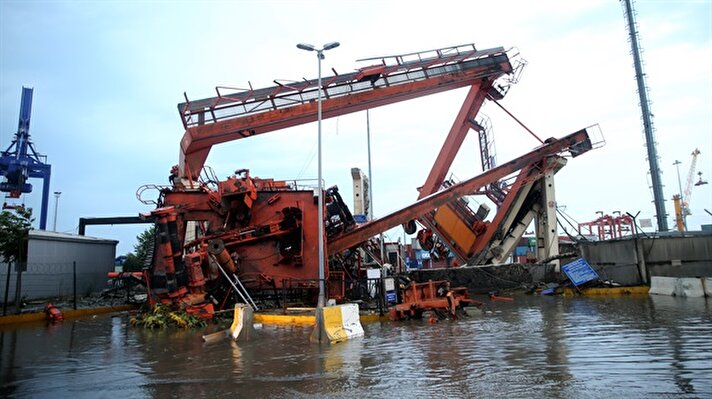 İstanbul'da şiddetli rüzgarla yağan yağmur ve dolu Üsküdar'da da etkili oldu. Haydarpaşa Limanı'nda bazı vinçler fırtınanın etkisiyle devrildi.

