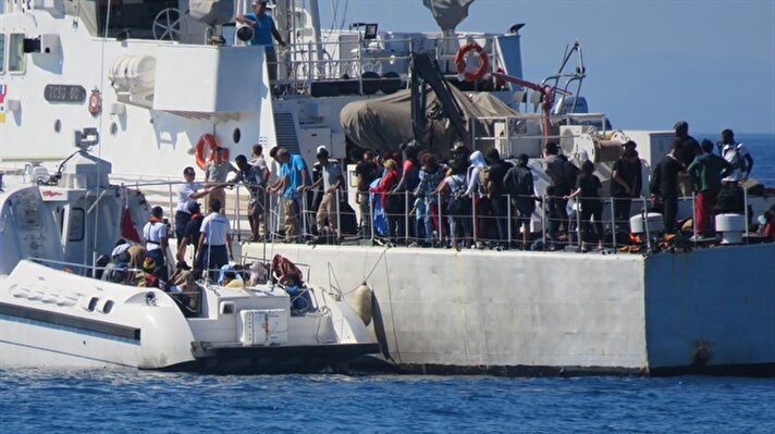 Çanakkale'nin Ayvacık ilçesi açıklarında, yasa dışı yollarla Yunanistan'ın Midilli Adası'na gitmeye çalışan yabancı uyruklu 60 kişi yakalandı.