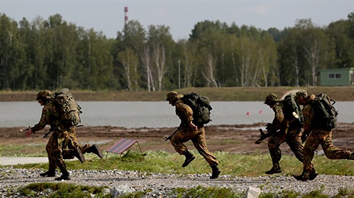 Rusya'nın Novosibirsk kentindeki askeri eğitim alanında Uluslararası Ordu Oyunları başladı. Yarışlara katılan Azerbaycan, Belarus, Kazakistan, Çin ve Rusya'dan oluşan takımlar 12 Ağustos'a kadar sürecek oyunlarda mücadele edecek.
