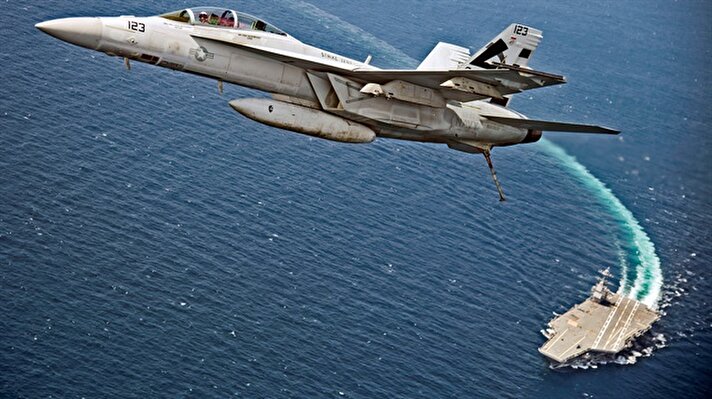 ABD uçak gemisi USS Gerald R. Ford'dan havalanan F/A-18F Super Hornet jetleri, ilk kez Elektromanyetik Uçak Fırlatma Sistemi'ni (EMALS) başarıyla test etti.
