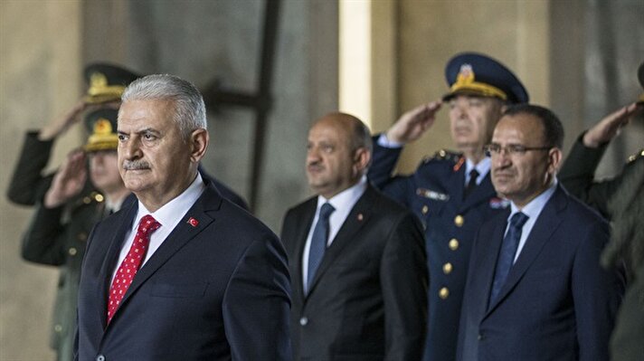 Yüksek Askeri Şura (YAŞ) üyeleri, Başbakan Binali Yıldırım başkanlığında Anıtkabir'i ziyaret etti. 