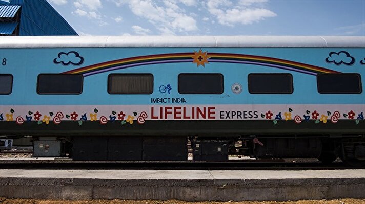 Hindistan Demiryolları ve Impact India vakfı tarafından desteklenen hastane treni 'Hayat Çizgisi Ekspresi' 25 yıldır gönüllü doktorlar ile Hindistan'ı baştan aşağı geziyor. 