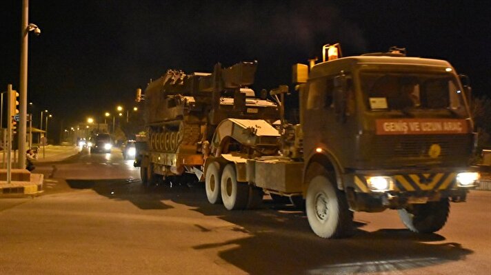 Suriye sınırındaki birliklere takviye olarak gönderilen obüs yüklü tırlar Kilis'e ulaştı.