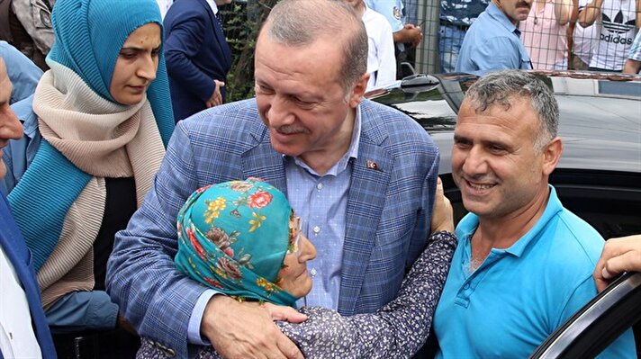 Cumhurbaşkanı Recep Tayyip Erdoğan, Sarp Gümrük Kapısı'nda incelemelerde bulundu.