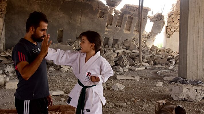  Suriye'de iç savaşın başladığı 2011'de doğan Nur Setut, anne ve babasından öğrendiği karate sporunda dünya şampiyonluğu hayali kuruyor.