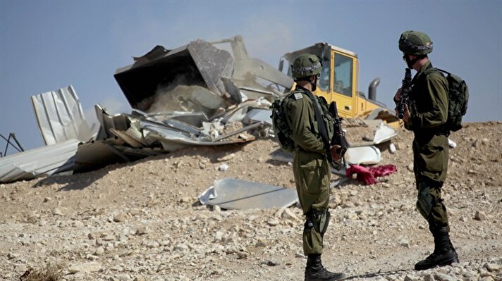  İsrail güçleri, işgal altındaki Batı Şeria'nın El-Halil kenti yakınlarında Filistinlilere ait 3 evi "ruhsatsız olduğu" gerekçesiyle yıktı.