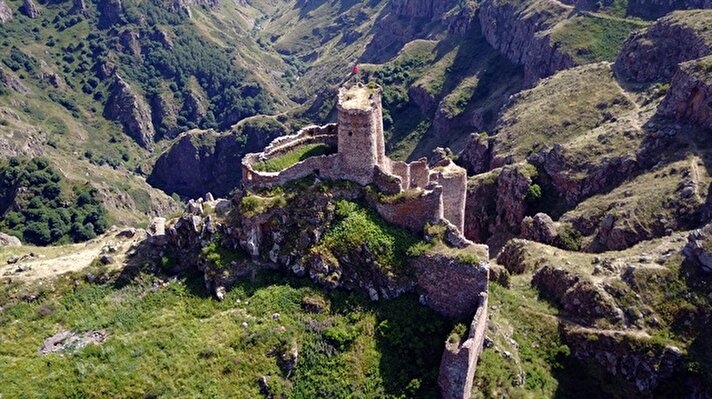 Ardahan'ın Çıldır ilçesinde Karaçay Kanyonu'nun ortasındaki kayalıkların zirvesinde bulunan tarihi "Şeytan Kalesi" ziyaretçilerini bekliyor.