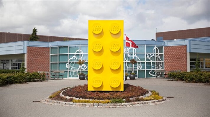 Fabrikanın girişinde dev bir Lego parçası karşılıyor. Lego kelimesi Danca'da 'iyi oyna' anlamına gelen 'leg godt' tan geliyor. 