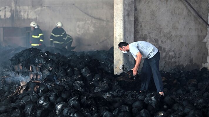 Gaziantep 1. Organize Sanayi Bölgesi'ndeki (OSB) bir iplik fabrikasında çıkan yangının 15 saat süren çalışmayla söndürülmesinin ardından fabrika çalışanları, itfaiye ekipleriyle fabrika sahibini yığıntılar arasında arıyor.