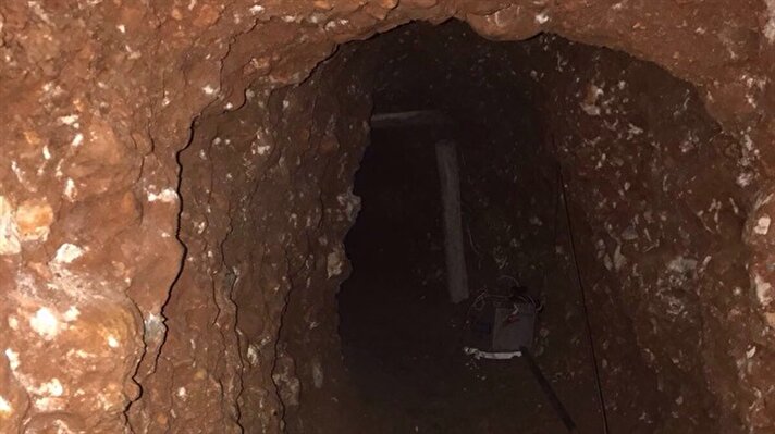 Terör örgütü PKK mensuplarınca Suriye'den Mardin'in Nusaybin ilçesine, kadro, silah ve mühimmat aktarımlarında kullanmak üzere kazımı devam eden yaklaşık 40 metre uzunluğunda tünel bulundu.