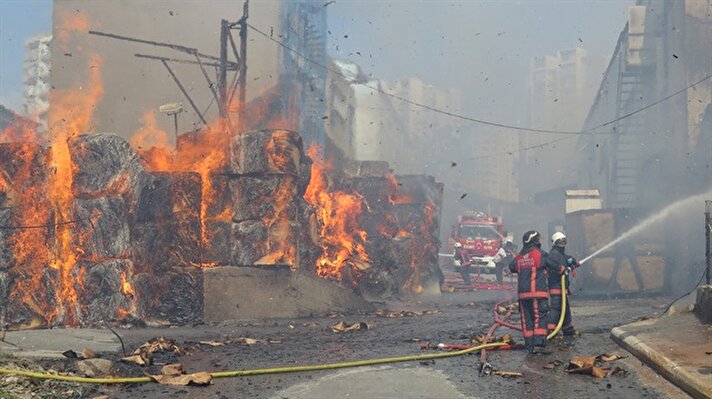 Halkalı'da bir karton fabrikasında yangın çıktı. 