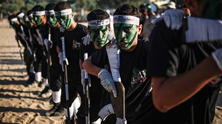 Gazze'de Hamas'ın gençlik kampında mezuniyet töreni yapıldı