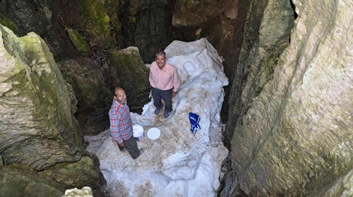Soğutucuların, buzdolabının bulunmadığı yıllarda, kavurucu yaz sıcaklarında yiyecek saklanan Toroslardaki içi kar dolu obruklar, Antalya'nın Akseki ilçesinde kullanılmaya devam ediyor.