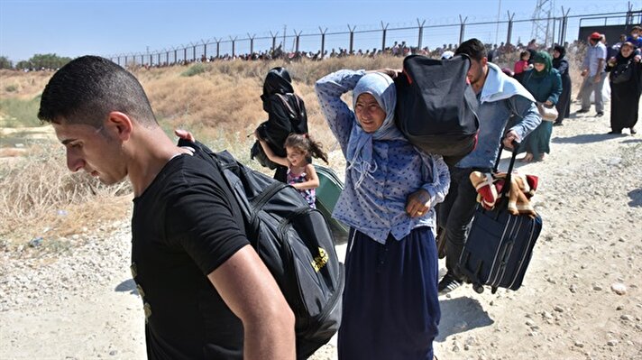 İç savaştan kaçarak Türkiye'ye sığınan Suriyelilerin Kurban Bayramı için Kilis'teki Öncüpınar Sınır Kapısı'ndan ülkelerine geçişleri sürüyor.​