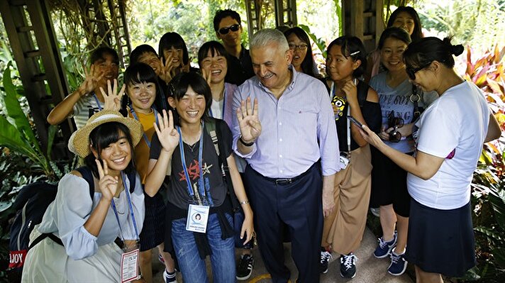 Başbakan Binali Yıldırım (sağda), Singapur Başbakanı Lee Hsien Loong (solda) tarafından Istana Sarayı'nda resmi tören ile karşılandı.
