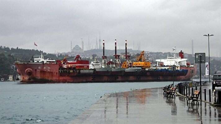 İstanbul Boğazı'nda Hong Kong bayraklı dev nakliye gemisinin üzerinde taşıdığı 10 adet gemi ilginç görüntü oluşturdu. 