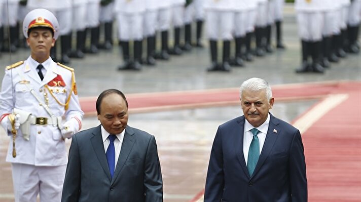 Vietnam Başbakanı Nguyen Xuan Phuc, Başbakan Binalı Yıldırım'ı resmi törenle karşıladı. 