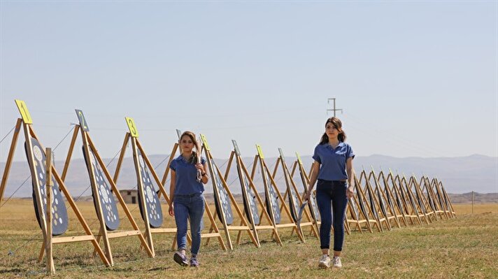 Malazgirt Zaferi kutlamalarının yapılacağı Malazgirt Ovasındaki etkinlik alanında Okçular Vakfı antrenörlerinden Cüneyt Öztan, geleneksel okçuluk gençlere bilgiler veriyor.