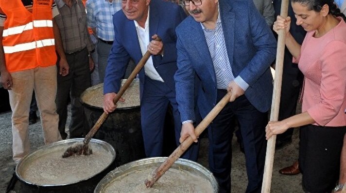 Karacasu Belediye Başkanı Mustafa Büyükyapıcı, tarihi Kırkpınar Güreşlerinden bile eski olan geleneğin 735 yıldır yaşatıldığını ifade etti.