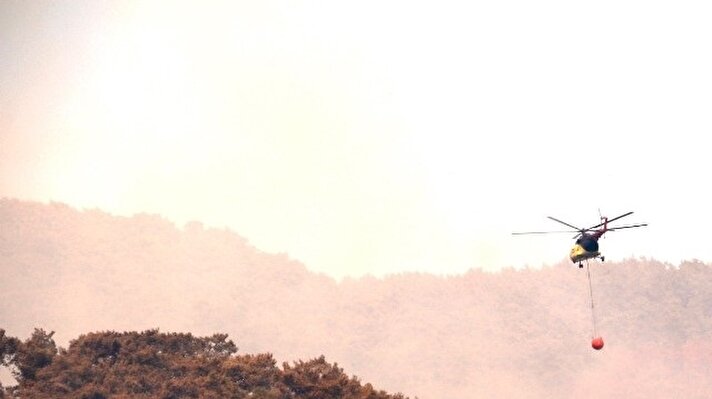Antalya-Isparta karayolundan görülen yangına Antalya Orman Bölge Müdürlüğüne ait 4 helikopter, 2 uçak, 40 arazöz ve 20’ye yakın itfaiye ekibi ile 200’ün üzerinde orman işçisi ve itfaiye eri müdahale ediyor.