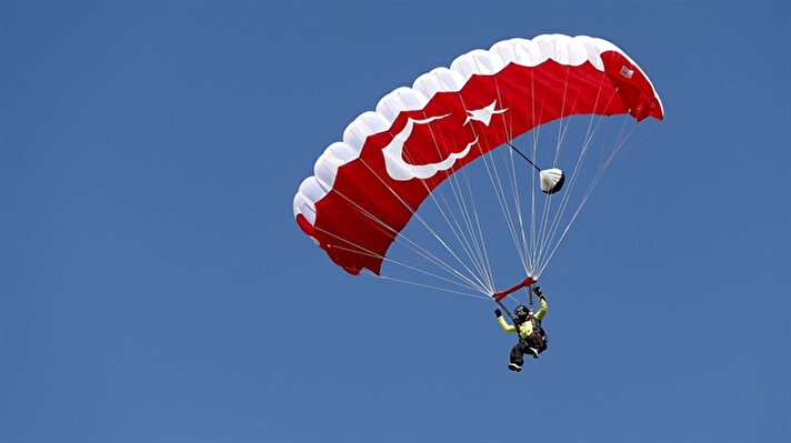 THK Genel Başkanı Kürşat Atılgan, Türkiye'deki amatör paraşütçülerin dayanışma ve rekabet duygularını geliştirmek hedefiyle bu organizasyon düzenlendiğini, 9 Eylül'de başlayan etkinliğe 119 sporcunun katıldığını söyledi.