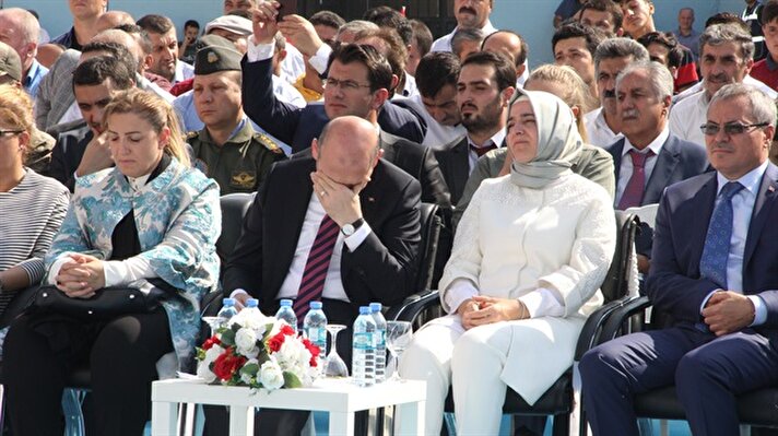 İçişleri Bakanı Süleyman Soylu ile Aile ve Sosyal Politikalar Bakanı Fatma Betül Sayan Kaya, PKK'lı teröristlerce katledilen müzik öğretmeni Şenay Aybüke öğretmenin okulunda açılış törenine katıldı. 