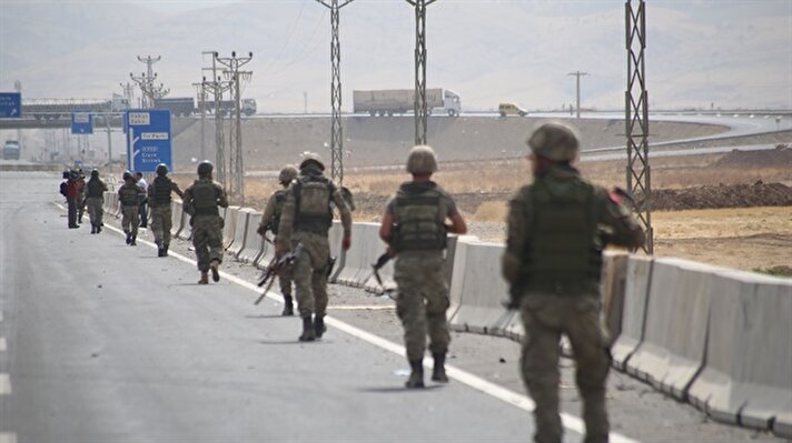 Askerler, Silopi-Habur arasındaki uluslararası İpek Yolu'nda tek sıra halinde yürüdü.