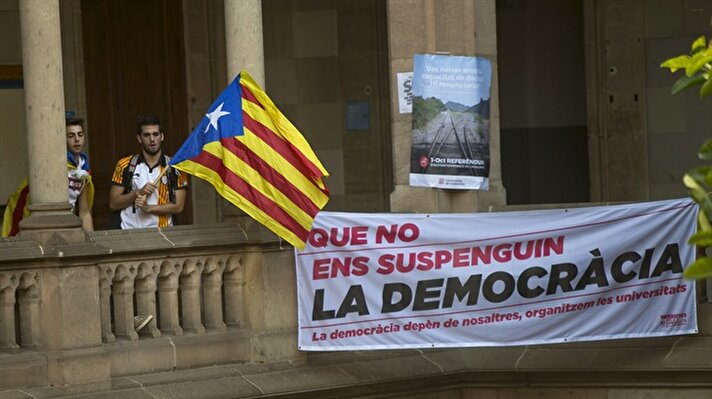 İspanya’da Katalonya Özerk Yönetim Bölgesi’nin 1 Ekim’de yapmayı planladığı referandum öncesi ülkede gerilim artarken, referandum yanlısı bir grup öğrenci Barcelona Üniversitesi’ne eylem yaptı. 