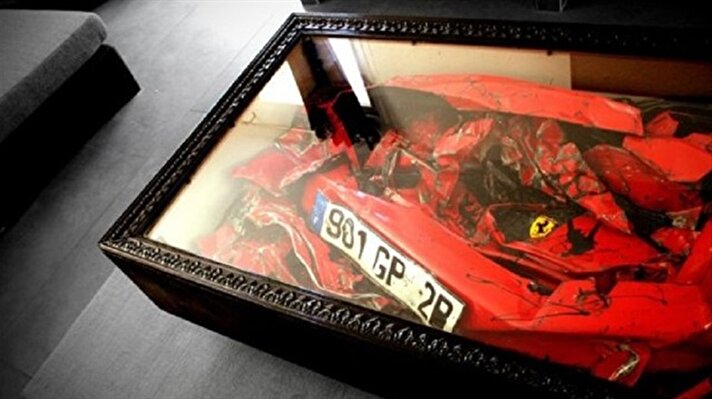 Fransız endüstri tasarımcısı Charly Molinelli, bir araba hurdalığında kullanılmaz hale gelen Ferrari'yi alarak salon sehpasına çevirdi. 