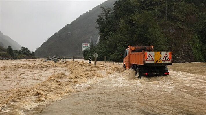 Yağış sonucu dün tek şeritten kontrollü olarak ulaşıma açılan Çayeli-Kaptanpaşa yolu kapandı. Yolun bazı bölümleri yükselen dere sularıyla örtüldü. 