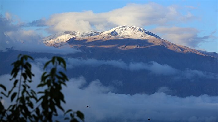 Erzincan'ın Tunceli sınırında yer alan 3 bin 463 metre yüksekliğindeki Munzur Dağı'nın zirvesi yağan karla beyaza büründü.
