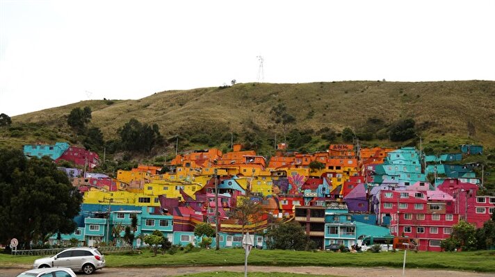 Bogota Belediyesi'nin desteğiyle tamamlanan grafiti çalışması 338 evin tuğlalarını farklı renklerle boyayarak yapıldı. 