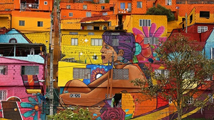 "نهر الحياة".. غرافيتي عملاق يغطي واجهة 338 منزلا بكولومبيا