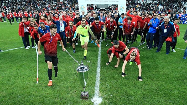 TFF’nin ’Türkiye Futbol Oynuyor’ projesi kapsamında destek verdiği, Bedensel Engelliler Spor Federasyonu bünyesindeki Ampute Futbol Milli Takımı, Turkcell ana sponsorluğundaki EAFF Avrupa Ampute Futbol Şampiyonası’nda şampiyon oldu.