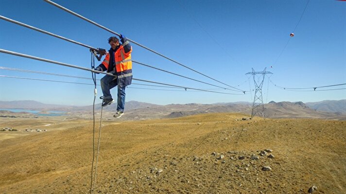 High-voltage line workers in Turkey's Van