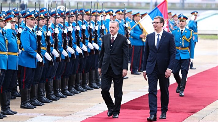 Cumhurbaşkanı Recep Tayyip Erdoğan ve Sırbistan Cumhurbaşkanı Aleksandar Vucic, Sırbistan’ın başkenti Belgrad’da Sırbistan Sarayı'nda gerçekleştirdikleri ikili görüşmenin ardından heyetler arası görüşmeye katıldı.
