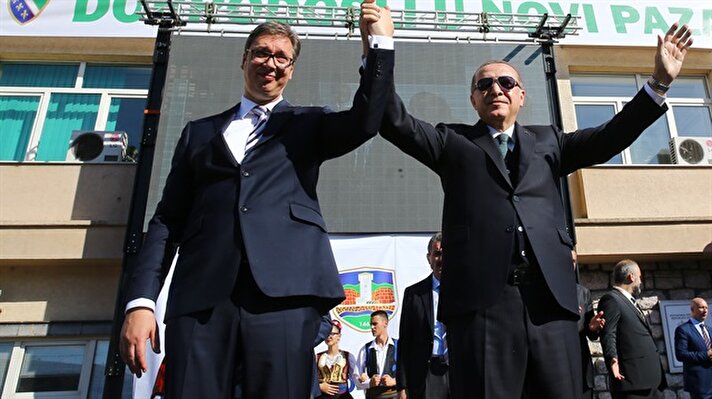 Cumhurbaşkanı Erdoğan, Sırbistan Cumhurbaşkanı Vuçiç ile Yeni Pazar Belediyesi önünde Boşnaklara hitap etti.

