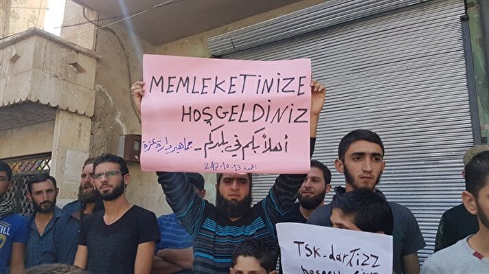 Ellerinde Özgür Suriye Ordusu (ÖSO) bayrakları ve "Daret İzze'ye hoş geldiniz", "Fatihin torunları ülkenize hoş geldiniz", "Suriye halkını koruduğunuz için teşekkür ederiz", "Memleketinize hoş geldiniz" şeklinde Türkçe ve Arapça yazılı pankartlar taşıyan göstericiler,"Merhaba Türk kardeşlerimiz, kahrolsun PKK", "Türk kardeşlerimiz hoş geldiniz" sloganları attı.