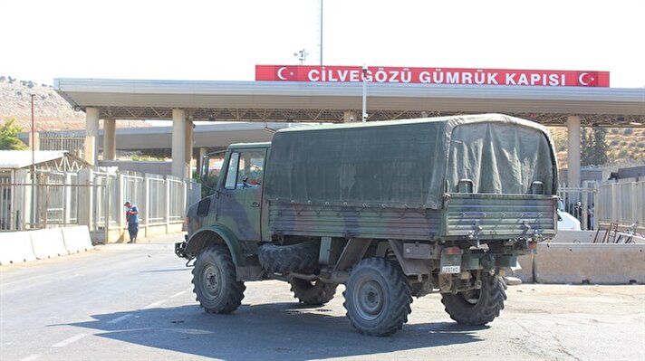 Türkiye'deki çeşitli birliklerden gönderilen komando birlikleri, ambulans, askeri araçlar ve konteynerler Hatay'a ulaştı.