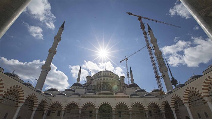 İstanbul Cami ve Eğitim-Kültür Hizmet Birimleri Yaptırma ve Yaşatma Derneği tarafından 2012'de düzenlenen yarışmada 2'ncilik ödülüne layık görülen 2 projeden biri olan Bahar Mızrak ve Hayriye Gül Totu'nun projesini çizdiği Çamlıca Camisi'nin inşaat çalışmaları, Üsküdar Sefa Tepesi'ndeki 57 bin 500 metrekarelik alanda devam ediyor.
