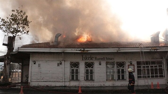 Henüz belirlenemeyen nedenle çıkan ve daha sonra yan taraftaki tarihi restoranın çatısına sıçrayan yangın, binanın ahşap olması nedeniyle kısa sürede tüm çatıyı sardı. 