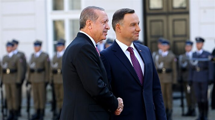 Cumhurbaşkanlığı Sarayı'nda gerçekleşen karşılama töreninde Duda ve Erdoğan, heyetlerini birbirine takdim etti.