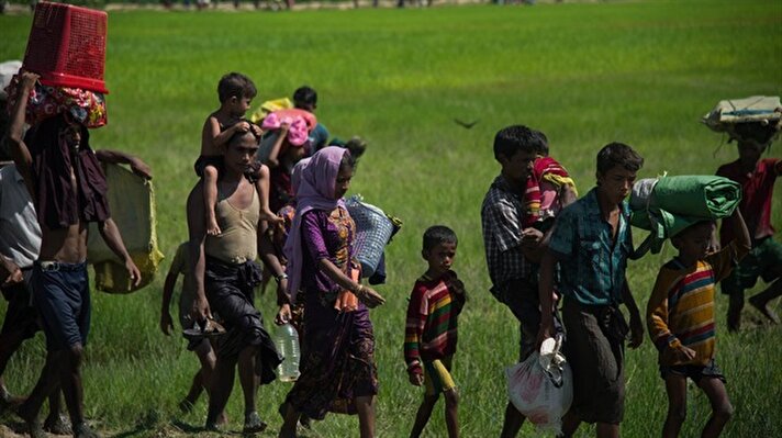 بالصور | مسلمو الروهينغيا يواصلون الفرار من جيش ميانمار
